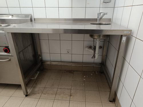 Rm. munkaasztal hátsó felhajtással, kerek kézmosó medencével 125×70×85cm használt